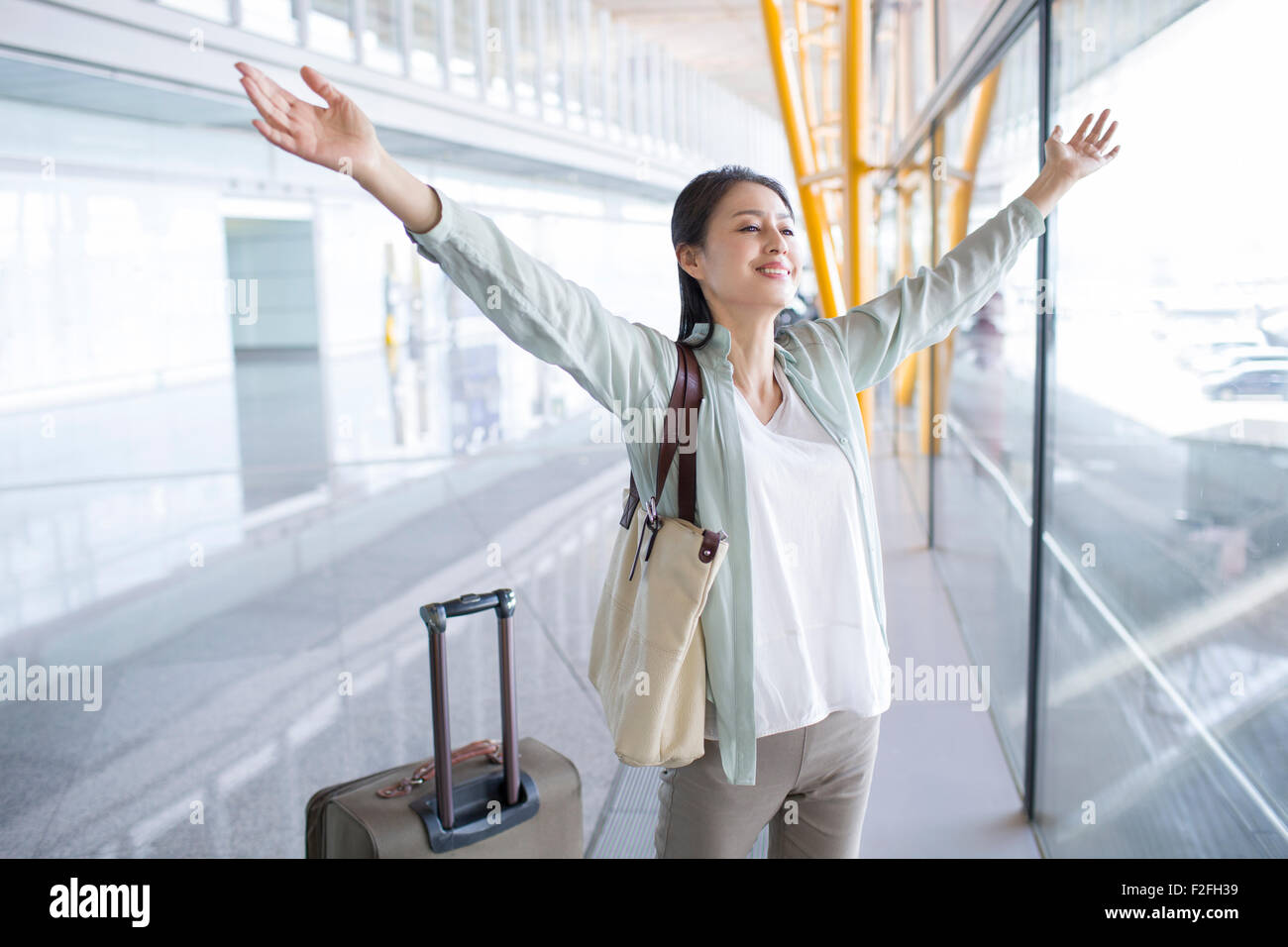 Reife Frau wartet am Flughafen Stockfoto