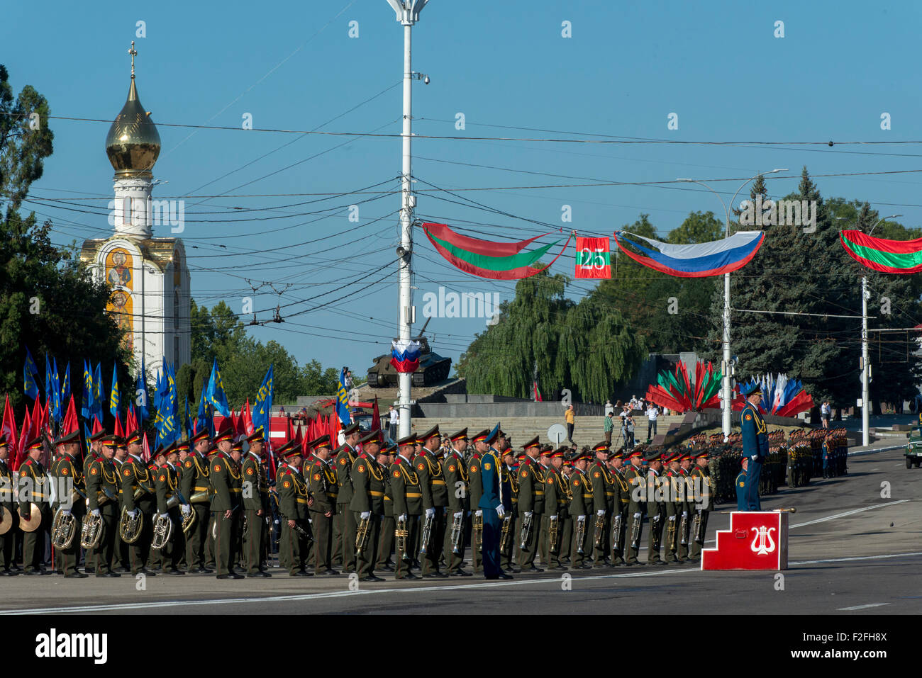 Soldaten salutieren - 25. Jahrestag der Schewtschenko moldauischen Republik PMR, Transnistrien, sowjetische UdSSR Moldau Stockfoto