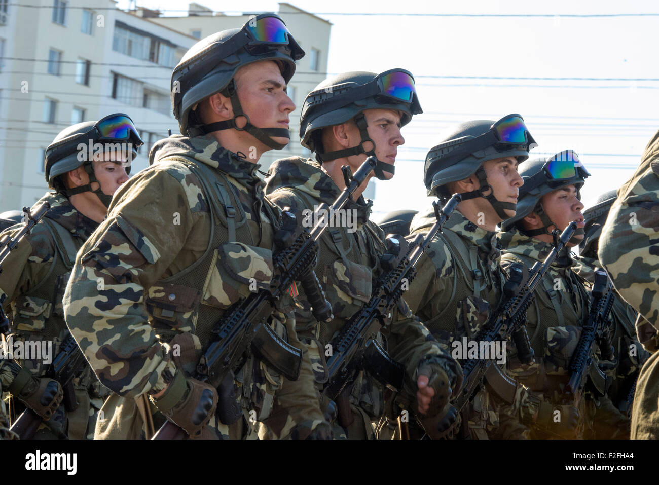 Soldaten mit Helm paradieren - 25. Jahrestag der Schewtschenko moldauischen Republik PMR, Transnistrien, sowjetische UdSSR Moldau Stockfoto