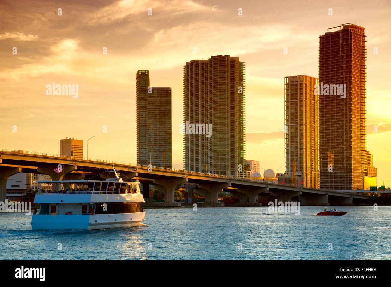 Boot in den Atlantischen Ozean, Venetian Causeway, Venetian Islands, Biscayne Bay, Miami, Florida, USA Stockfoto
