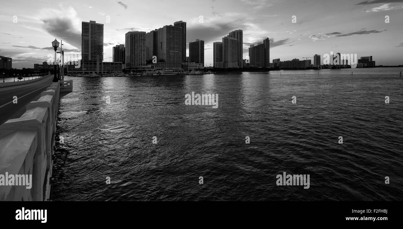 Wolkenkratzer an der Uferpromenade, Venetian Causeway, venezianischen Inseln, Biscayne Bay, Miami, Florida, USA Stockfoto