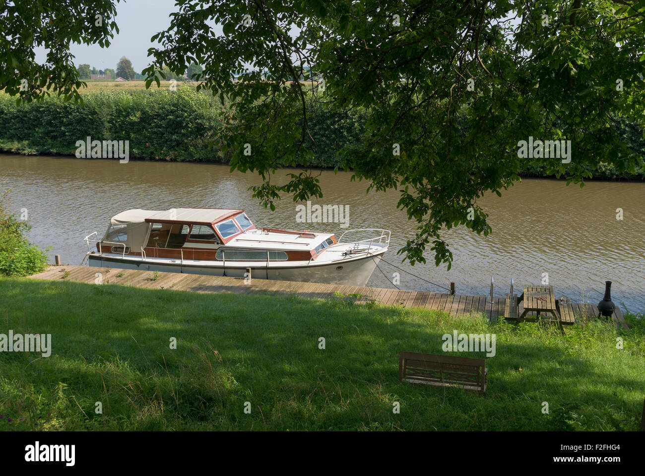 kleines Motorboot in einem Kanal in den Niederlanden Stockfoto