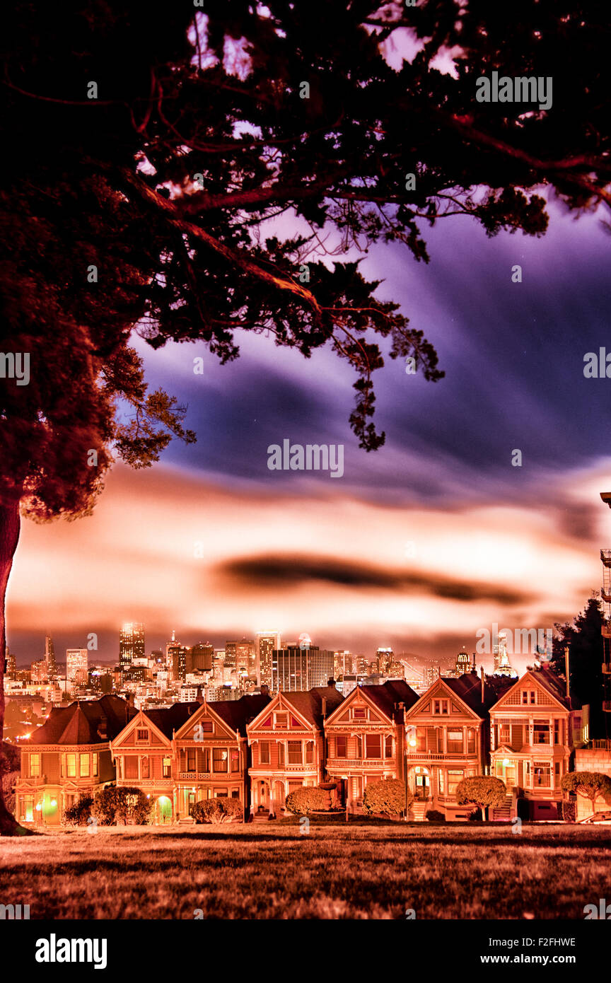 Viktorianische Häuser auf der Steiner-Straße mit der Skyline im Hintergrund, Alamo Square Park, Alamo Square, San Francisco, Ca Stockfoto