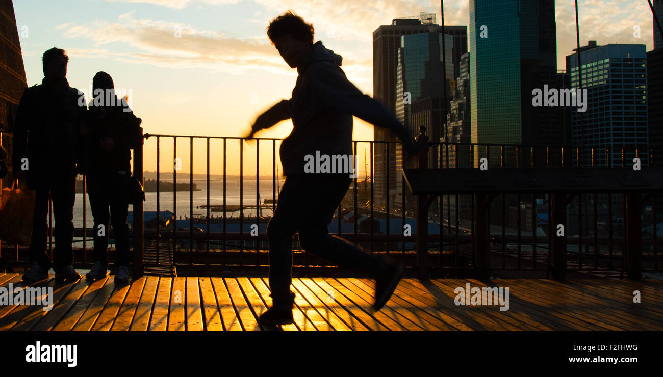 Man tanzt auf der Terrasse bei Sonnenuntergang, Midtown Manhattan, New York City, New York State, USA Stockfoto