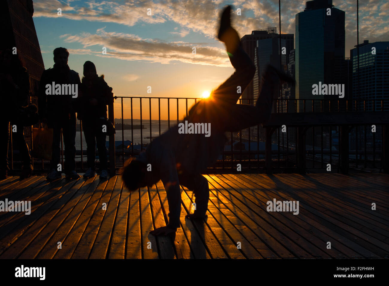 Man tanzt auf der Terrasse bei Sonnenuntergang, Midtown Manhattan, New York City, New York State, USA Stockfoto