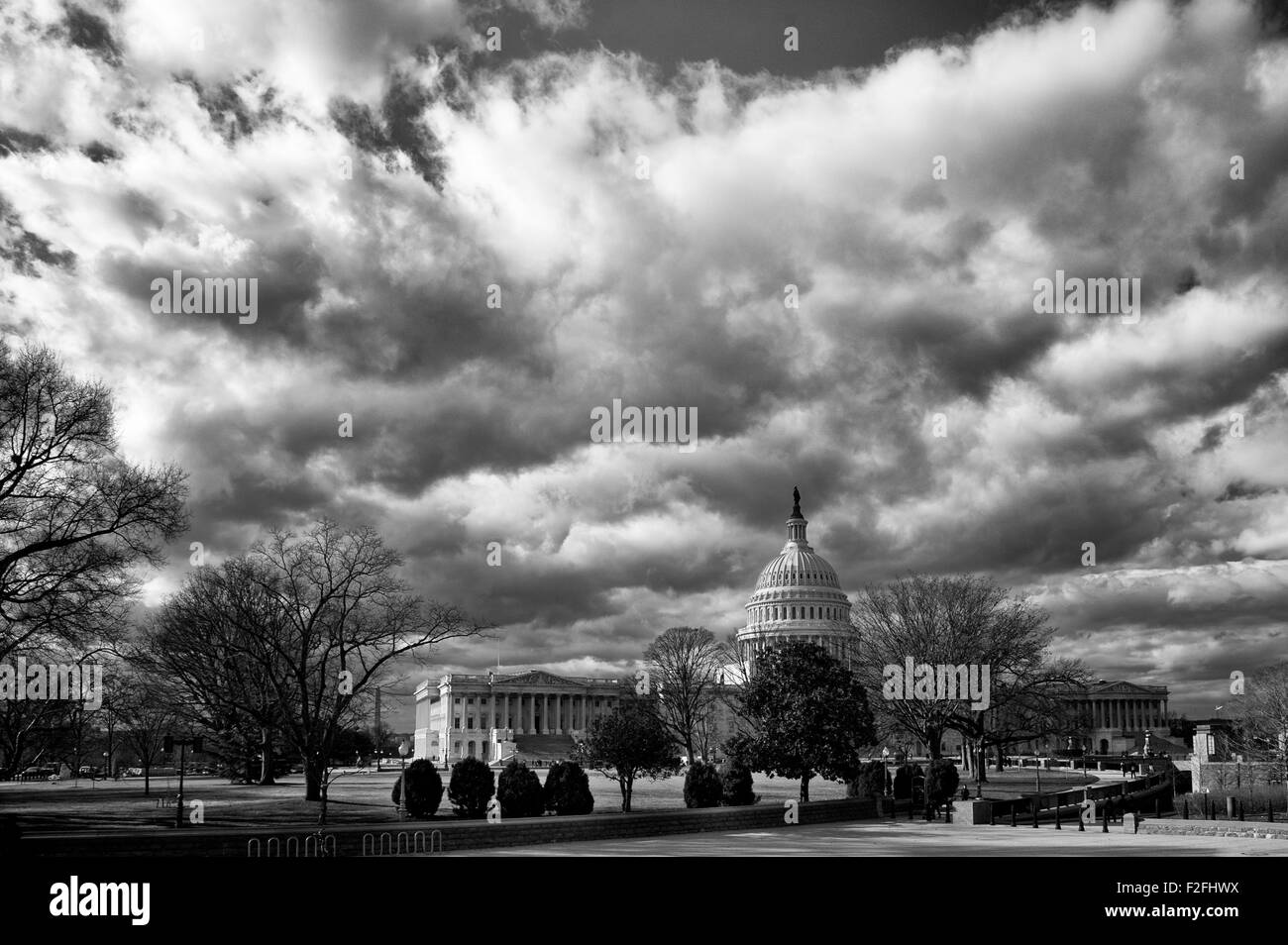 Schwarz / weiß reizvolle Aussicht auf Wolkengebilde über United States Capitol building, Washington, D.C., U.S.A. Stockfoto