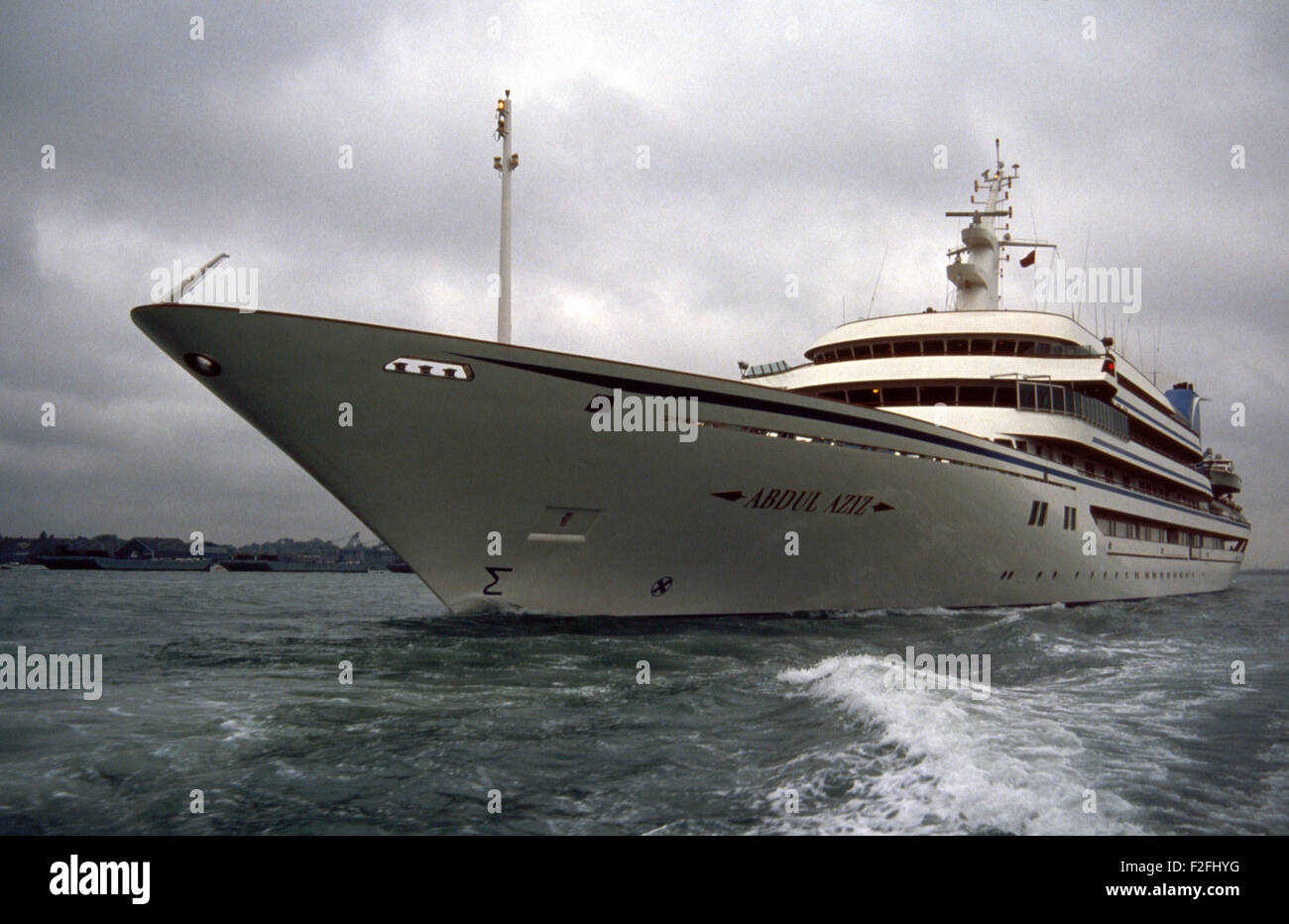 AJAXNETPHOTO. 1989. SOUTHAMPTON, ENGLAND. -KÖNIGLICHE YACHT - DIE SAUDI ARABIEN KÖNIGLICHE YACHT ABDUL AZIZ NACH AUßEN GEBUNDEN, NACH EINER KURZEN ÜBERHOLUNG IN PORT FOTO: JONATHAN EASTLAND/AJAX REF: 911246 Stockfoto