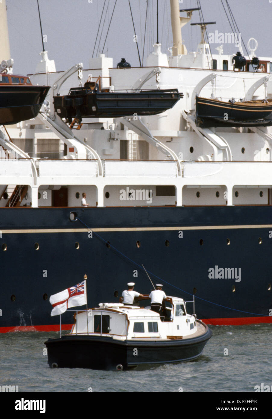 AJAXNETPHOTO. AUGUST 1975. COWES, ISLE OF WIGHT, ENGLAND. -KÖNIGLICHE YACHT - MARINE SCHIFF ERWARTET AUS DER ROYAL YACHT BRITANNIA WÄHREND VON COWES VERANKERT WÄHREND DER REGATTA WOCHE FOTO: JONATHAN EASTLAND/AJAX REF: 602134 Stockfoto