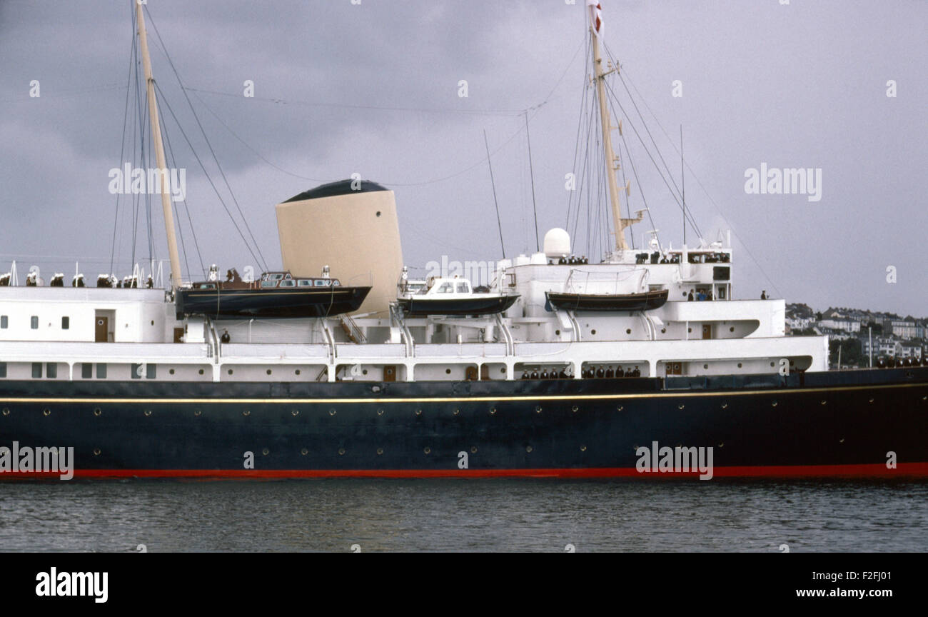 AJAX-NEWS-FOTOS. JUNI 1996. FALMOUTH, ENGLAND. -KÖNIGLICHE YACHT - DIE ROYAL YACHT BRITANNIA MIT H.M.QUEEN ELIZABETH II IN ANGRIFF GENOMMEN, SEGELN IN DEN HAFEN FOTO: JONATHAN EASTLAND/AJAX REF: 960323 Stockfoto