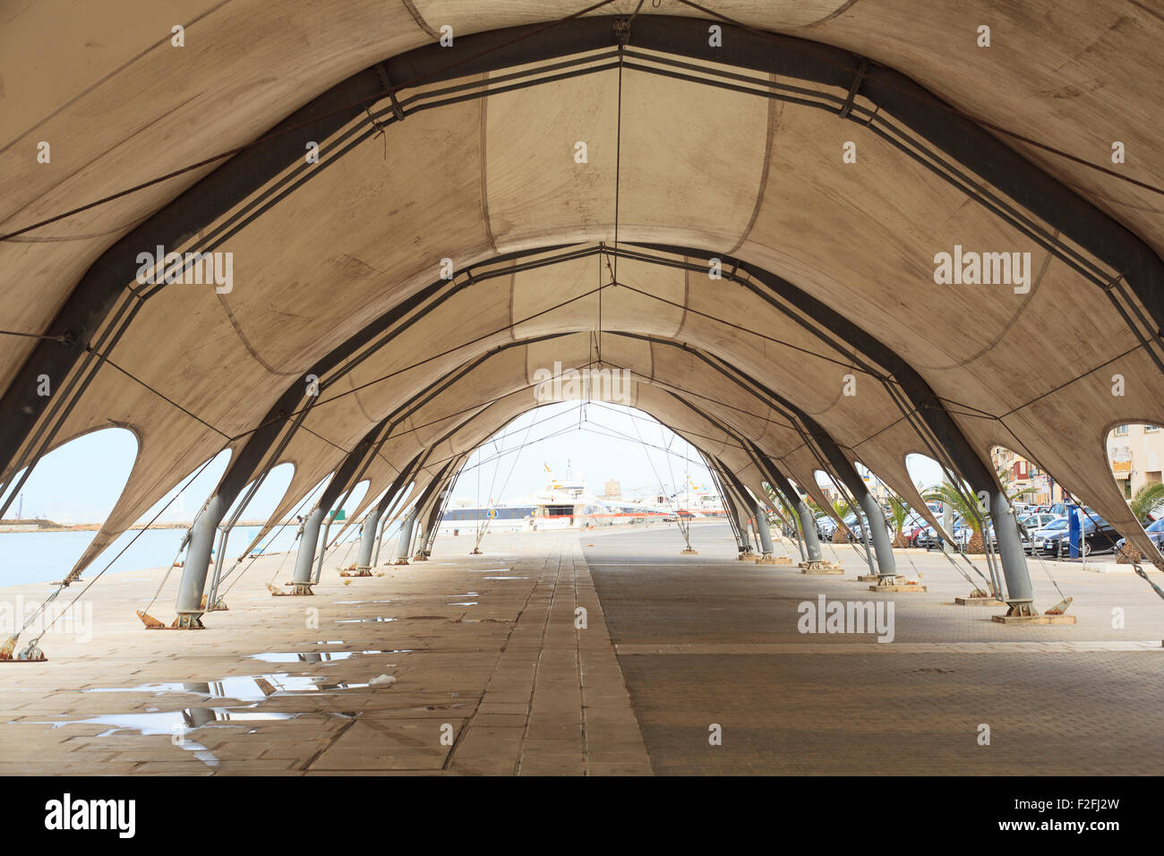 Foto von einem großen weißen Zelt im Hafen von Trapani Stockfoto