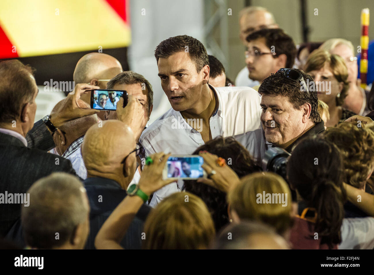 17. September 2015 - Santa Coloma De Gramenet, Catalonia/Barcelona, Spanien - Fans nehmen "Selfies" mit PEDRO SANCHEZ, Generalsekretär der spanischen sozialistischen Arbeiterpartei Partei (PSOE), während die PSC Kampagne Rallye für die katalanischen autonomen Wahlen in Santa Coloma de Gramenet in der Nähe von Barcelona © Matthias Oesterle/ZUMA Draht/Alamy Live News Stockfoto