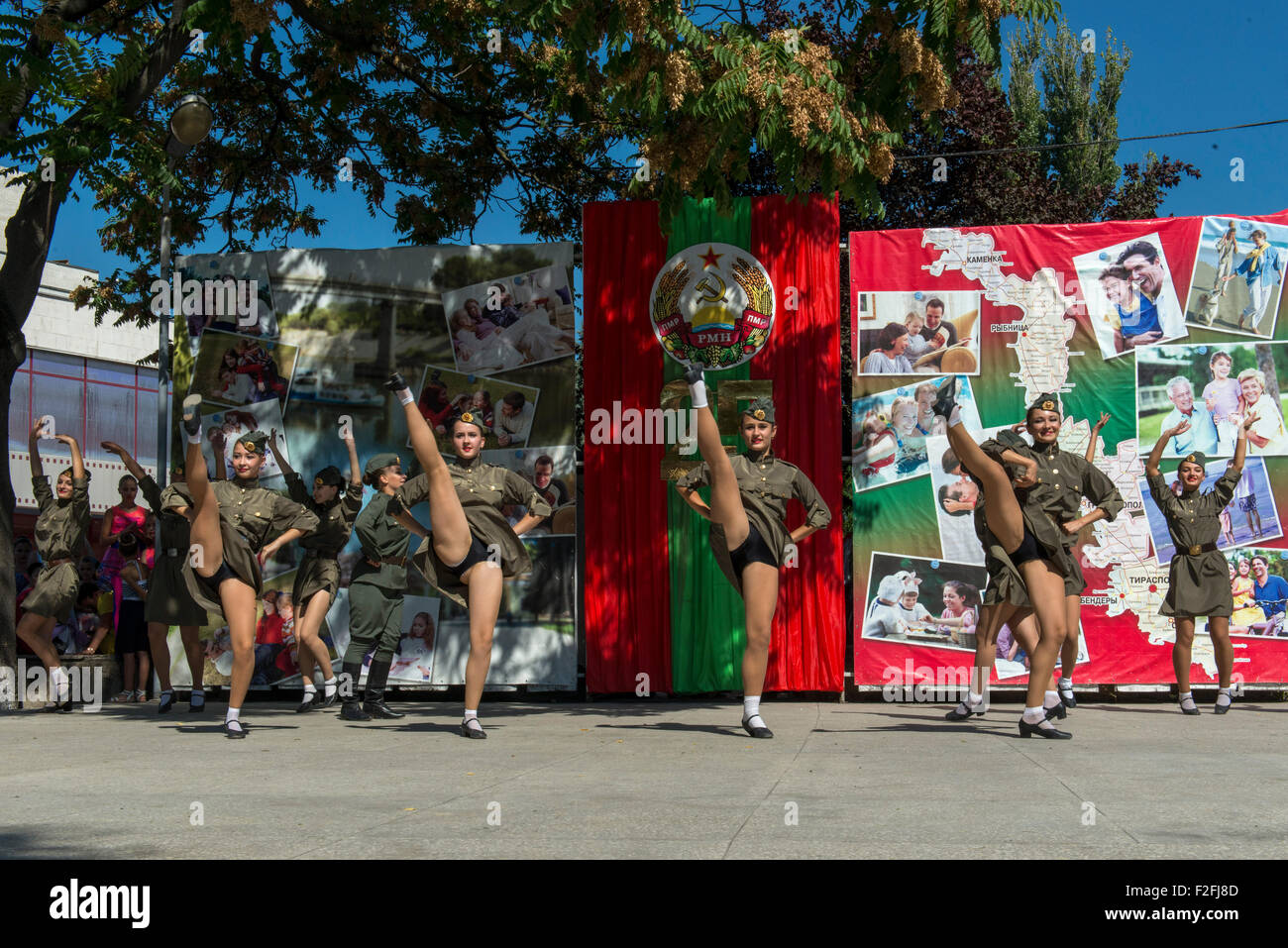 Militärische Tänzerinnen - 25. Jahrestag der Schewtschenko moldauischen Republik PMR, Transnistrien, sowjetische UdSSR Moldau Stockfoto