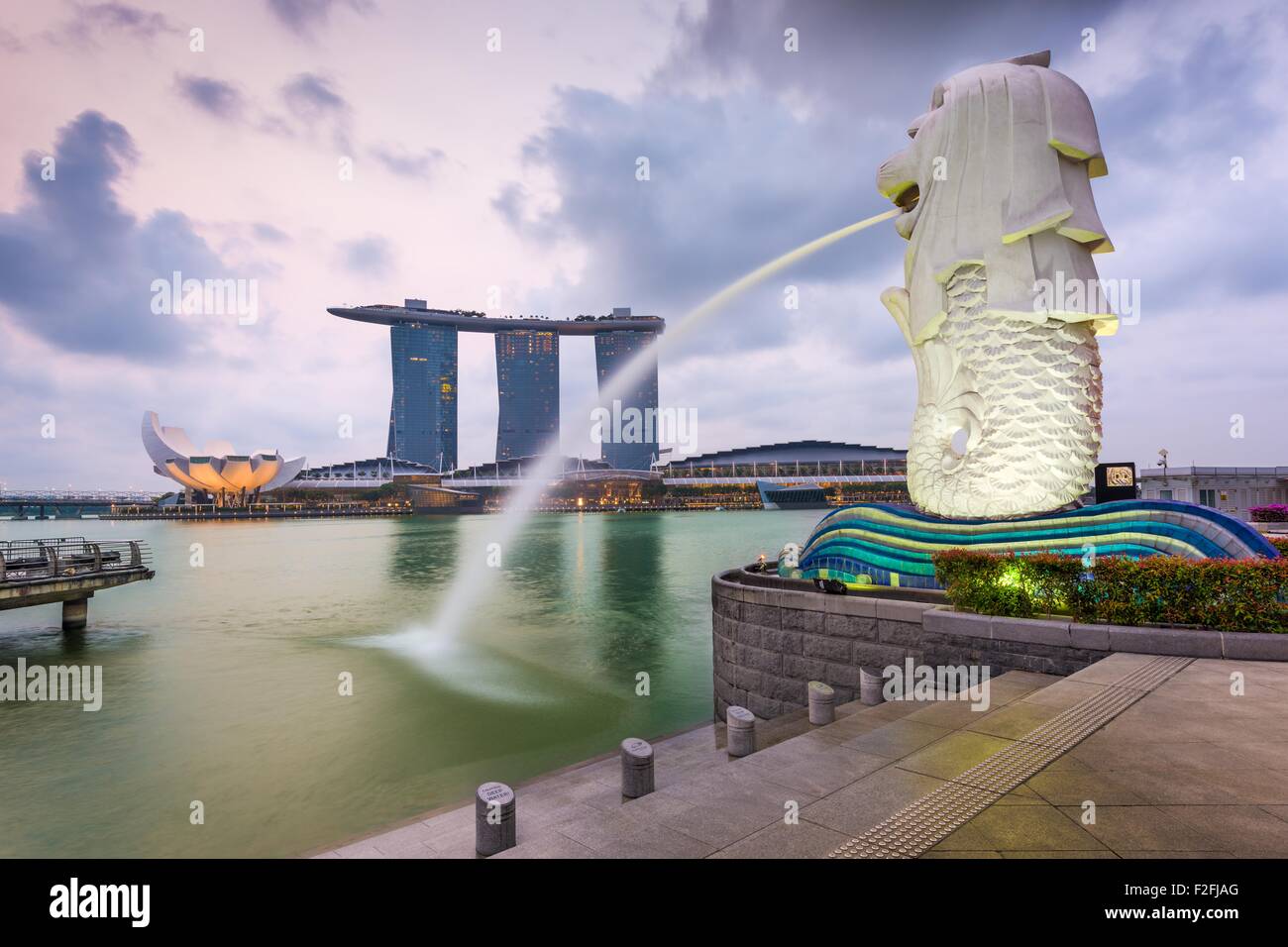 Der Merlion-Brunnen an der Marina Bay. Der Merlion ist ein marketing-Symbol als Maskottchen und nationale Personifikation von Singapur eingesetzt. Stockfoto