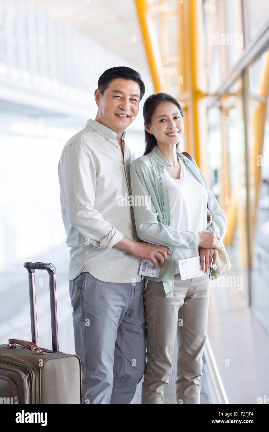 Älteres Paar warten am Flughafen Stockfoto
