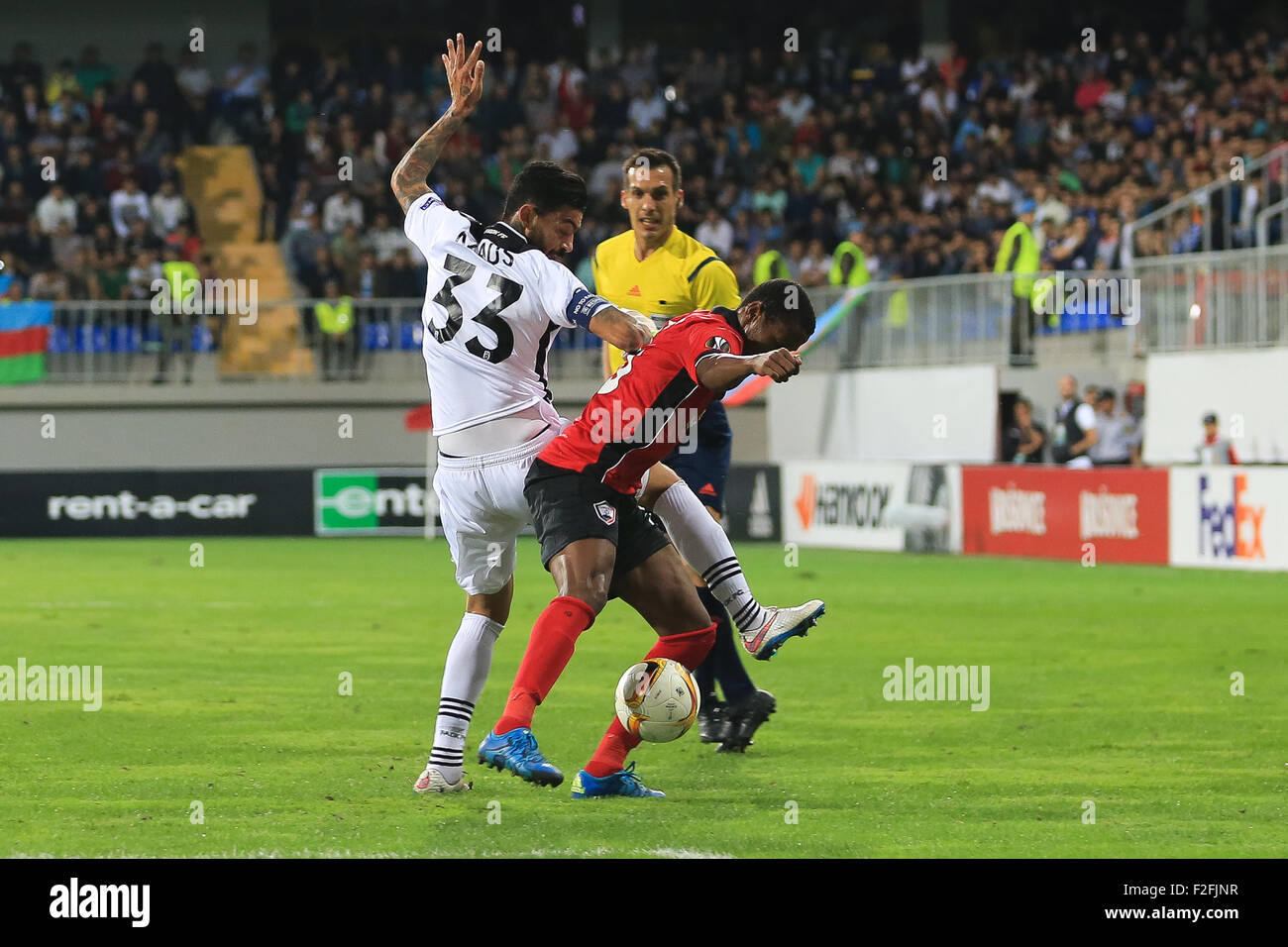 Baku, Aserbaidschan. 17. Sep, 2015. Real Stefanos Athanasiadis (L) und QAbalas DOdo (R) wetteifern um die Kugel während der Fußball-Gruppenspiel UEFA Europa League zwischen Gabala FC und PAOK Griechenland in Baku in Aserbaidschan. Bildnachweis: Aziz Karimow/Pacific Press/Alamy Live-Nachrichten Stockfoto
