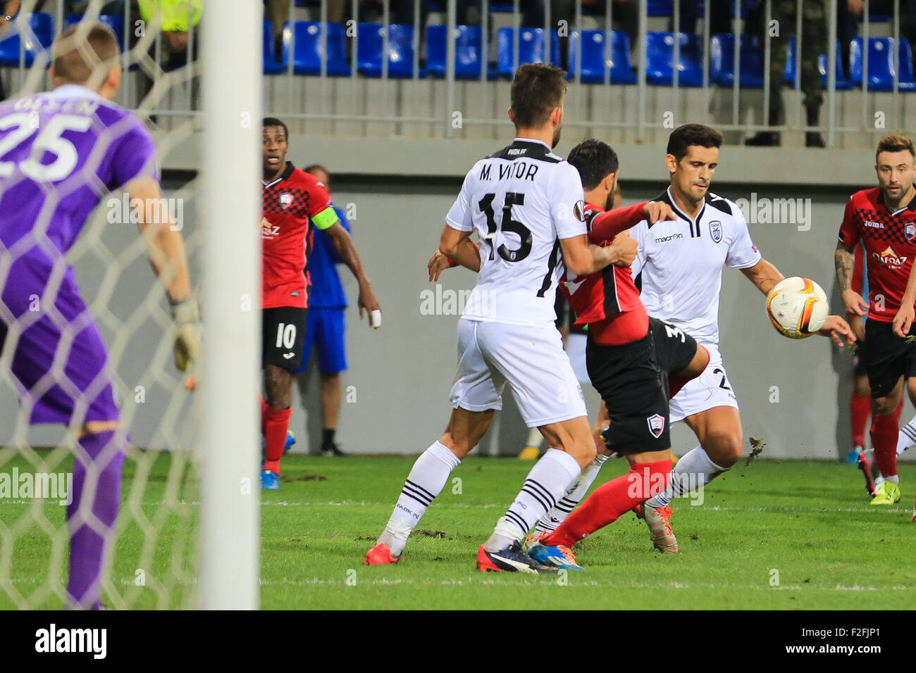 Baku, Aserbaidschan. 17. Sep, 2015. Die Qabala (rot) und Real Player (weiß) wetteifern um die Kugel während der Fußball-Gruppenspiel UEFA Europa League zwischen Gabala FC und PAOK Griechenland in Baku in Aserbaidschan. Bildnachweis: Aziz Karimow/Pacific Press/Alamy Live-Nachrichten Stockfoto