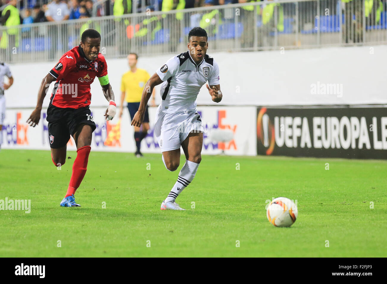 Baku, Aserbaidschan. 17. Sep, 2015. Real Dimitris Konstantinidis (R) wetteifert um den Ball mit Gabalas Dodo (R) während der Fußball-Gruppenspiel UEFA Europa Leauge zwischen Gabala FC und PAOK Griechenland in Baku in Aserbaidschan. Bildnachweis: Aziz Karimow/Pacific Press/Alamy Live-Nachrichten Stockfoto