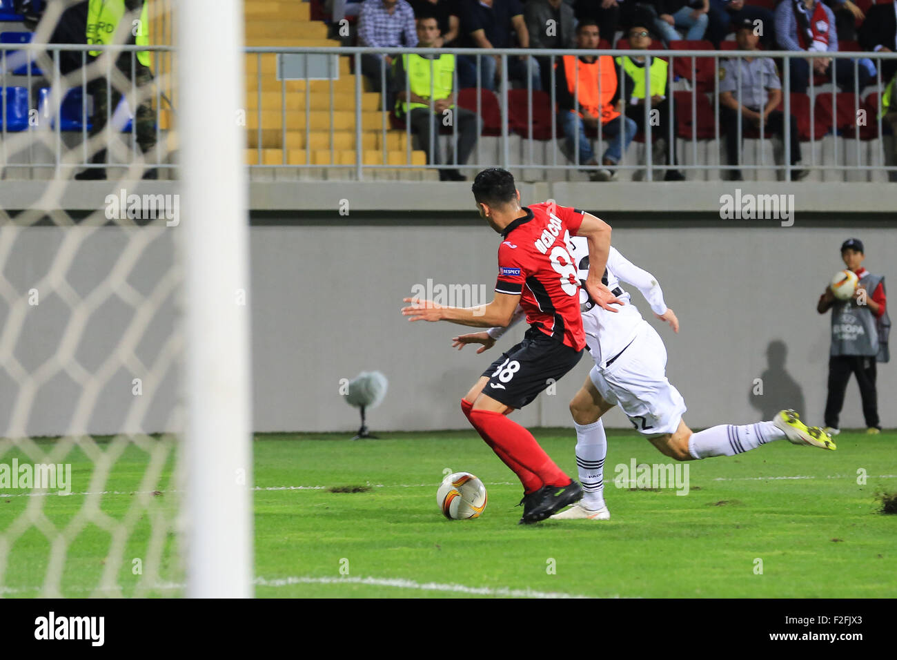 Baku, Aserbaidschan. 17. Sep, 2015. Real Erik Sabo (weiß) und Qabalas David Meza (rot) wetteifern um den Ball während der Fußball-Gruppenspiel UEFA Europa League zwischen Gabala FC und PAOK Griechenland in Baku in Aserbaidschan. Bildnachweis: Aziz Karimow/Pacific Press/Alamy Live-Nachrichten Stockfoto