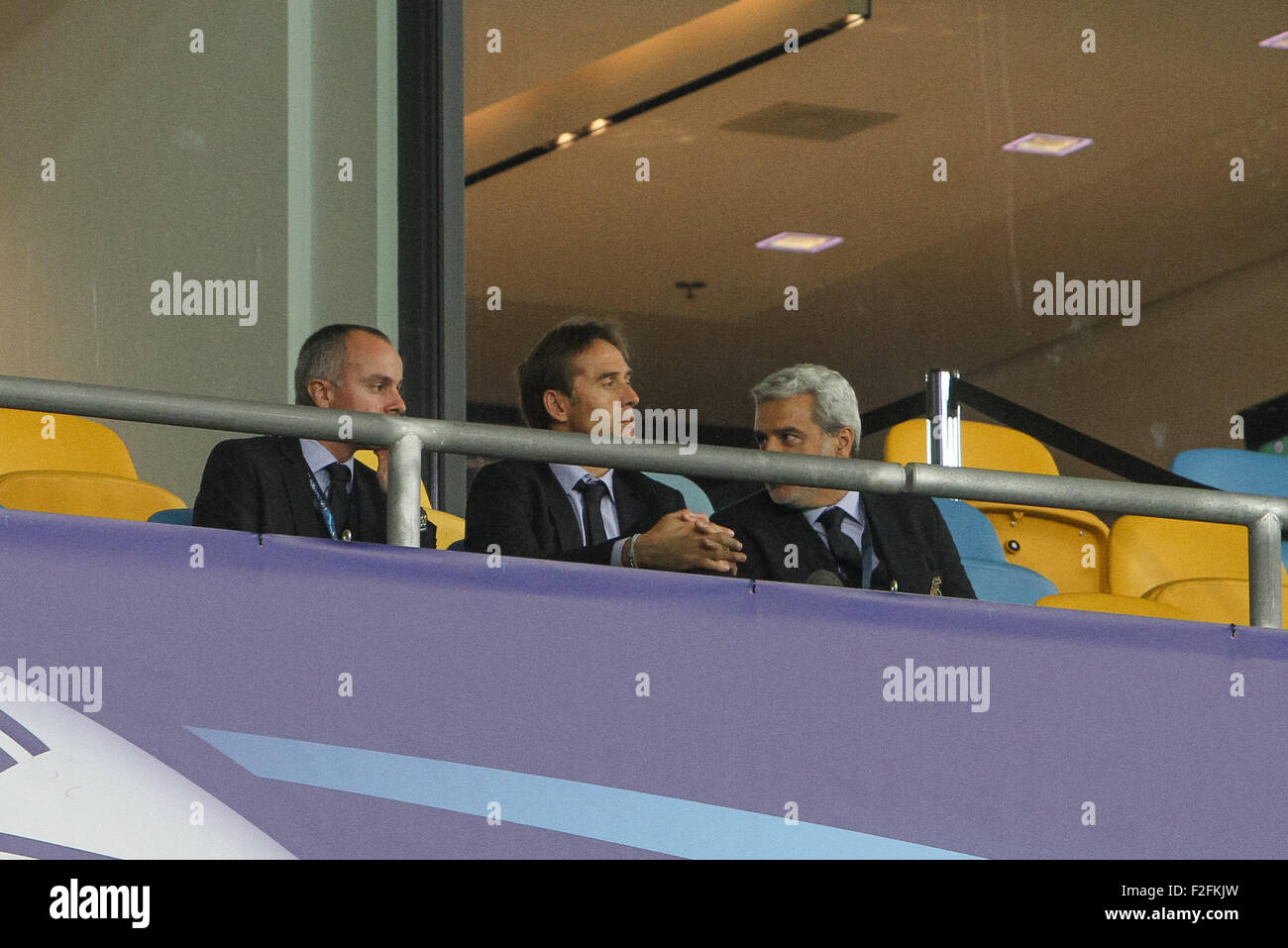 Kiew, Ukraine. 16. Sep, 2015. FC Porto Cheftrainer Julen Lopetegui (C) nimmt Platz auf der Tribüne während der UEFA Champions League-Gruppe G-Fußballspiel zwischen Dynamo Kiew und der FC Porto im Olimpijskij-Stadion. Lopetegui diente ein Seitenlinie Verbot am ersten Spieltag der UEFA Champions League-Saison 2015/16. © Sergii Kharchenko/Pacific Press/Alamy Live-Nachrichten Stockfoto