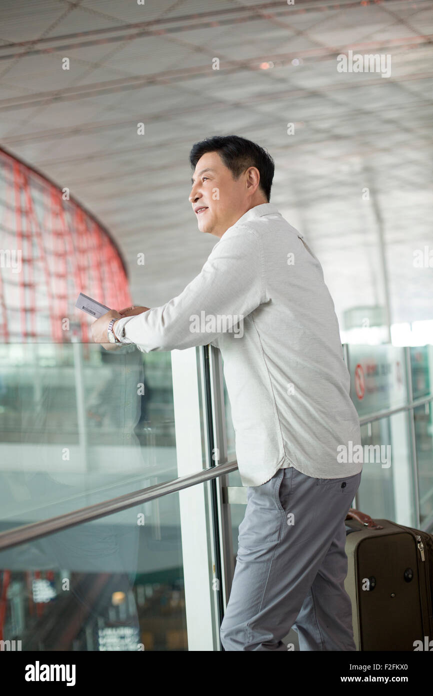 Reifer Mann warten am Flughafen Stockfoto