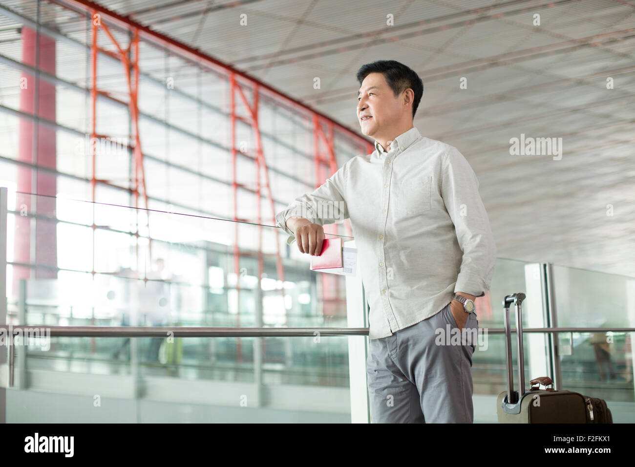 Reifer Mann warten am Flughafen Stockfoto
