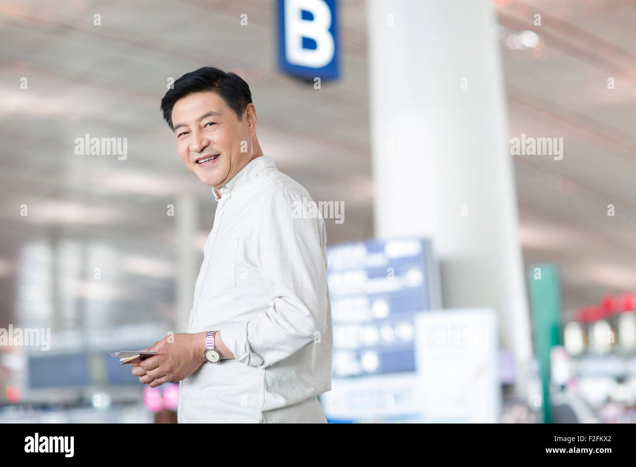 Reifer Mann warten am Flughafen Stockfoto