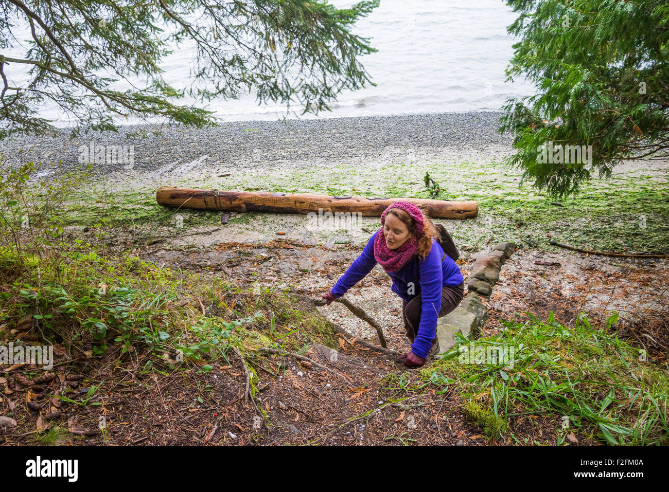 Frau im Montague Harbour Marine Provincial Park, Galiano Island wandern. British Columbia, Kanada (Modell Rreleased) Stockfoto