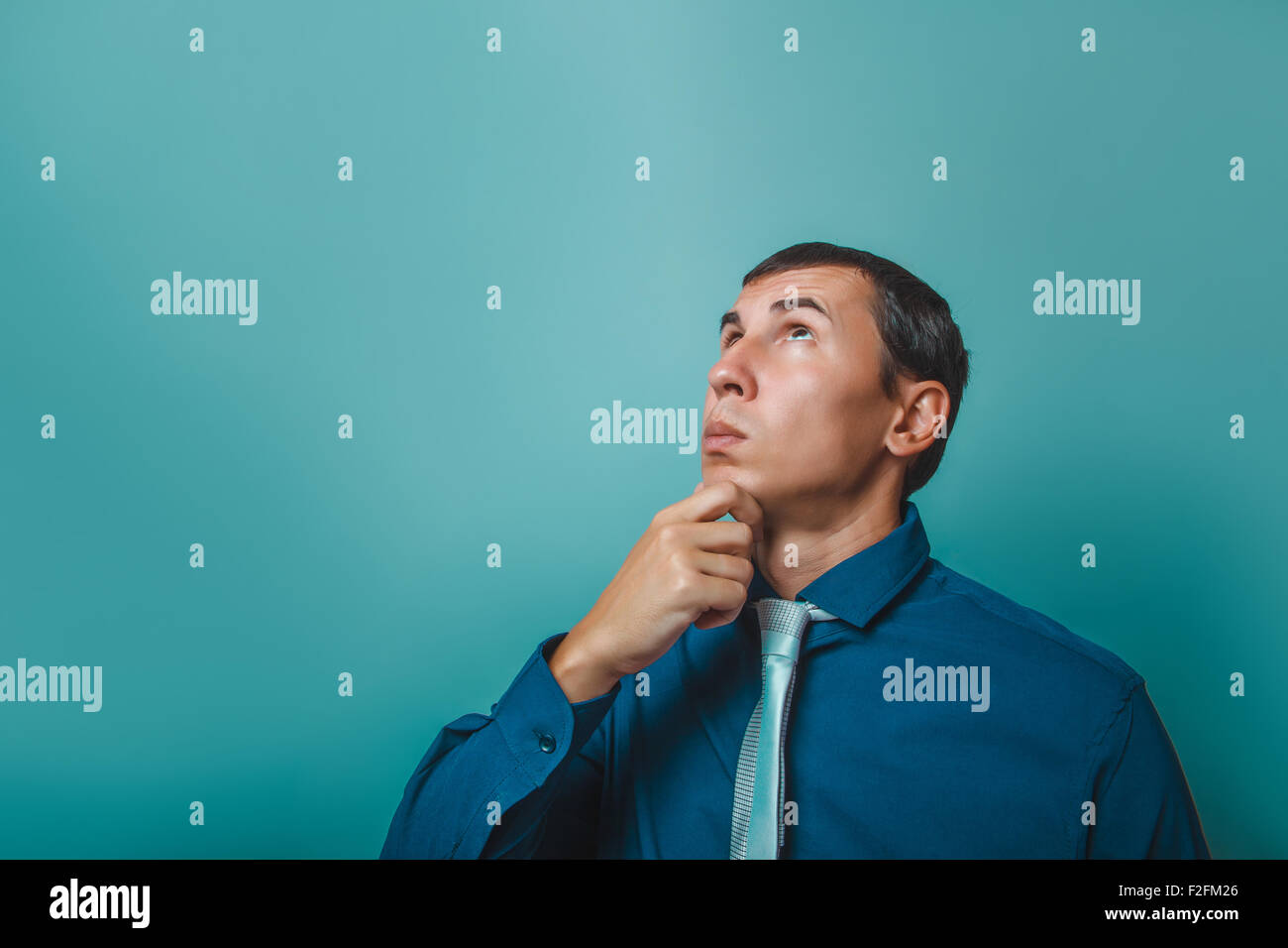 ein Mann der Europäischen Auftritt dreißig Jahren denken Hand auf chi Stockfoto