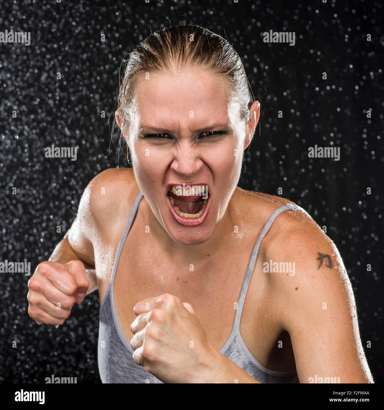 Wütende Kämpferin schreiend auf die Kamera Stockfoto