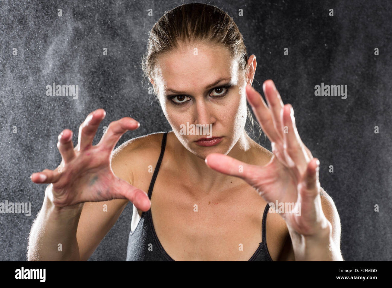 Sportliche Frau, die Hände in Richtung der Kamera zu erreichen Stockfoto