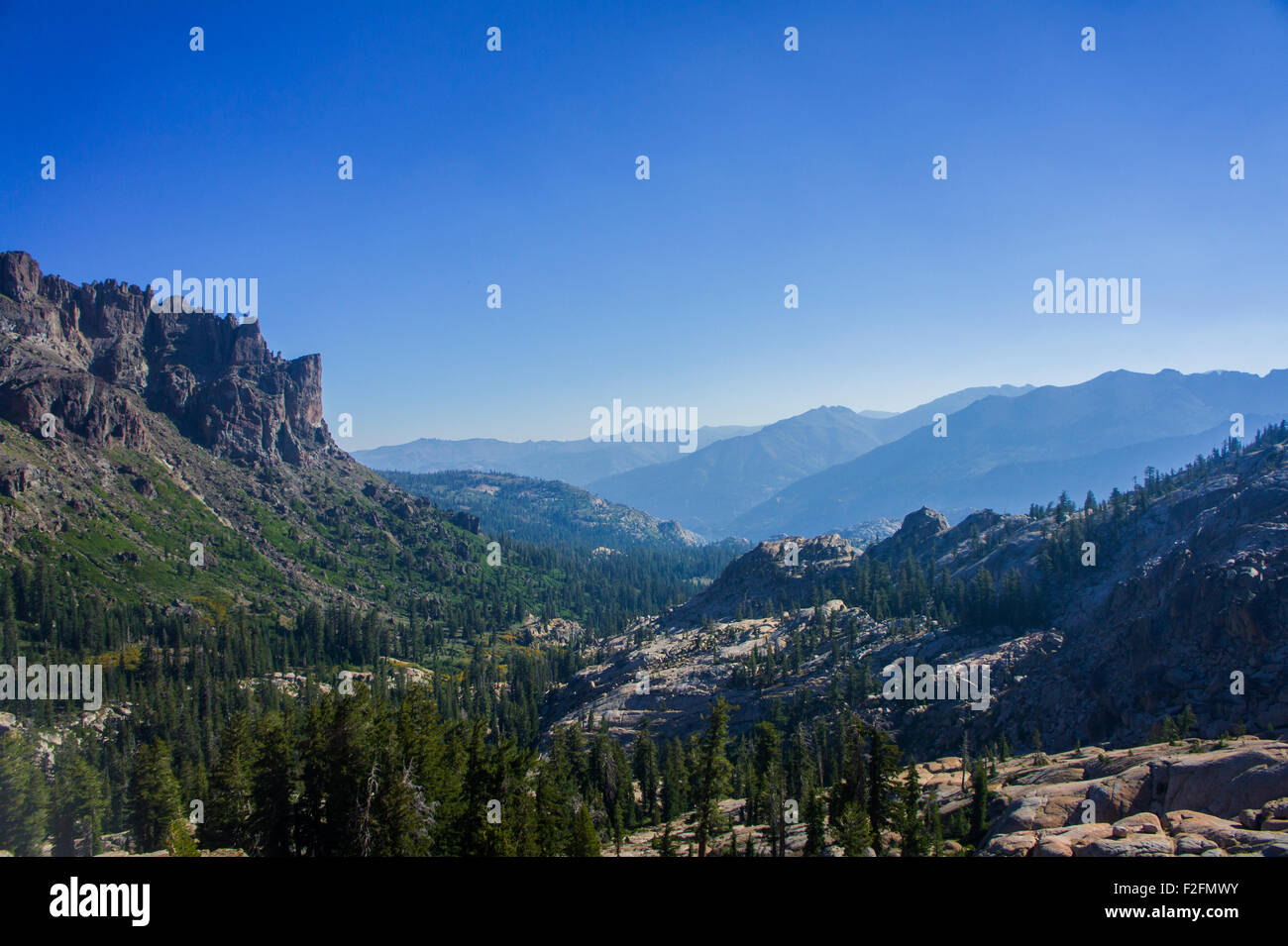 Tal mit Klippen und Gebirge in der Ferne in den Sierras. Stockfoto