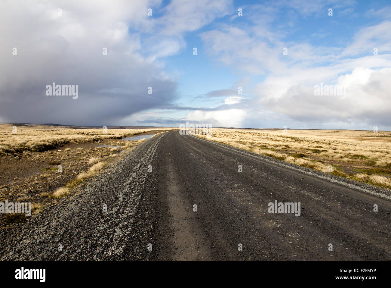 Schotterstraße durch das Lager (Landschaft) auf dem Weg nach Darwin, East Falkland, Falkland-Inseln. Stockfoto