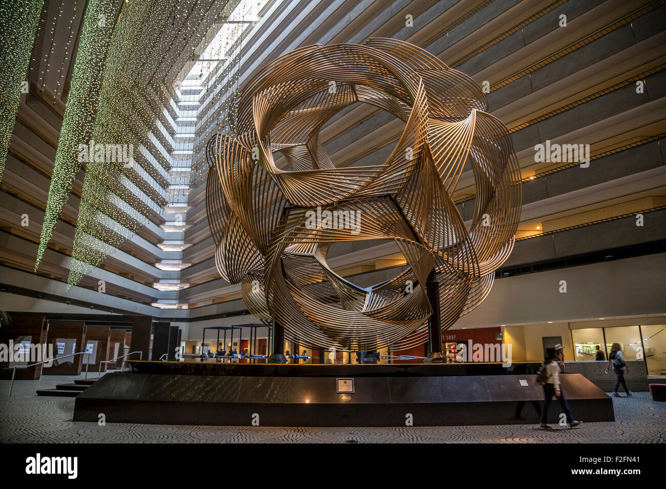Skulptur "Eclipse" von Charles O. Perry in das Hyatt Regency Hotel in the Embarcadero 4, San Francisco, Kalifornien, USA Stockfoto