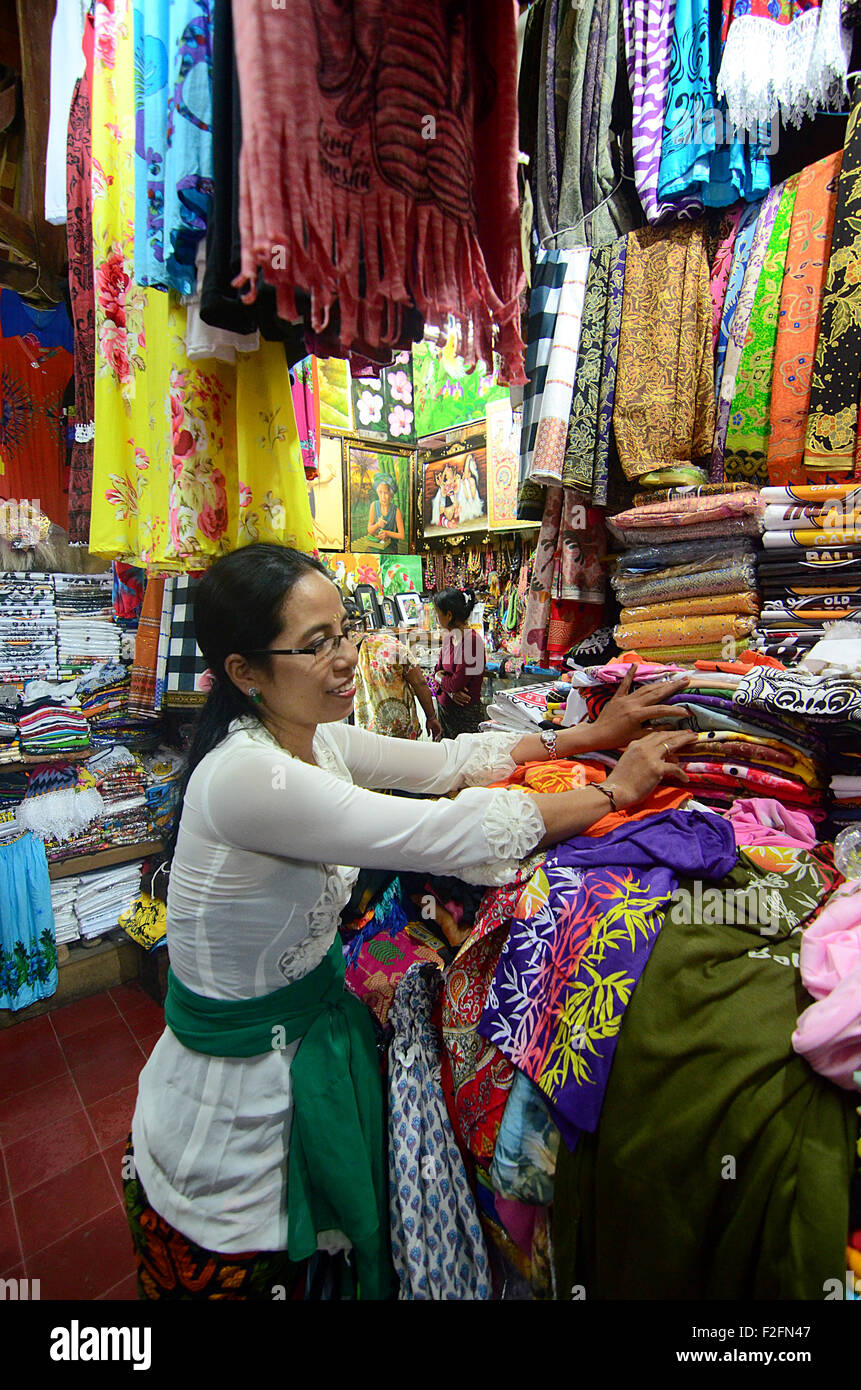 Eine Frau, die Kleider im Sukawati-Markt verkauft, in Ubud, Gianyar, Bali Stockfoto