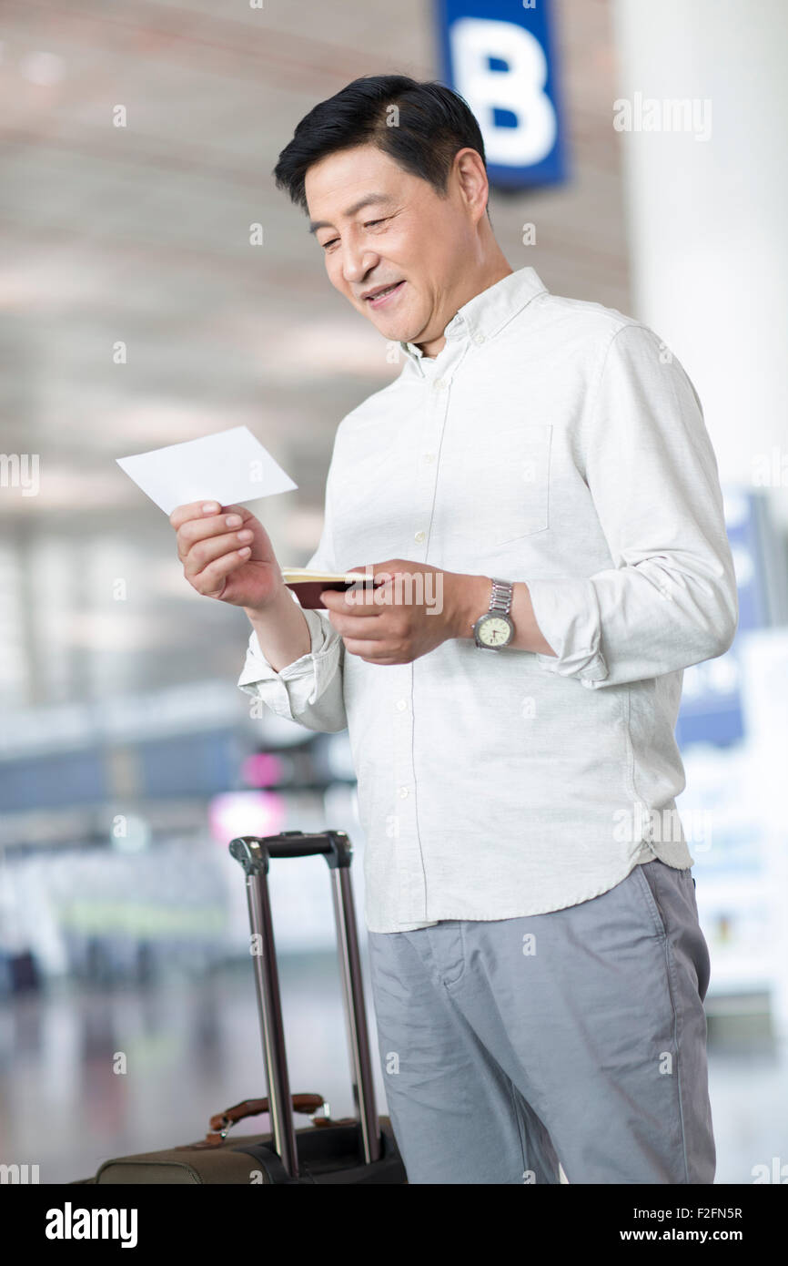 Reifer Mann warten am Flughafen Stockfoto