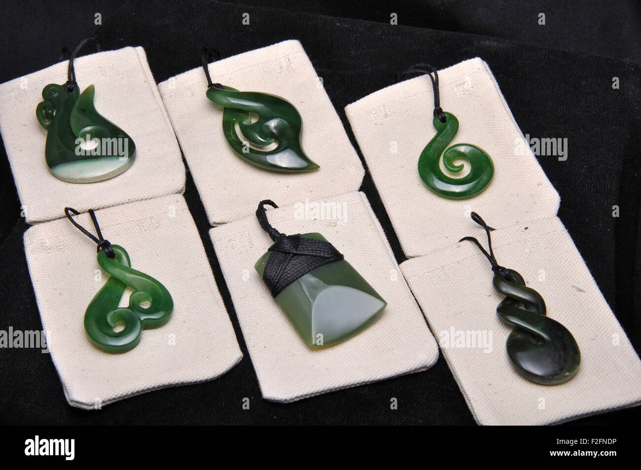 Typische jade Anhänger für touristische Souvenirs, West Coast, Südinsel, Neuseeland Stockfoto