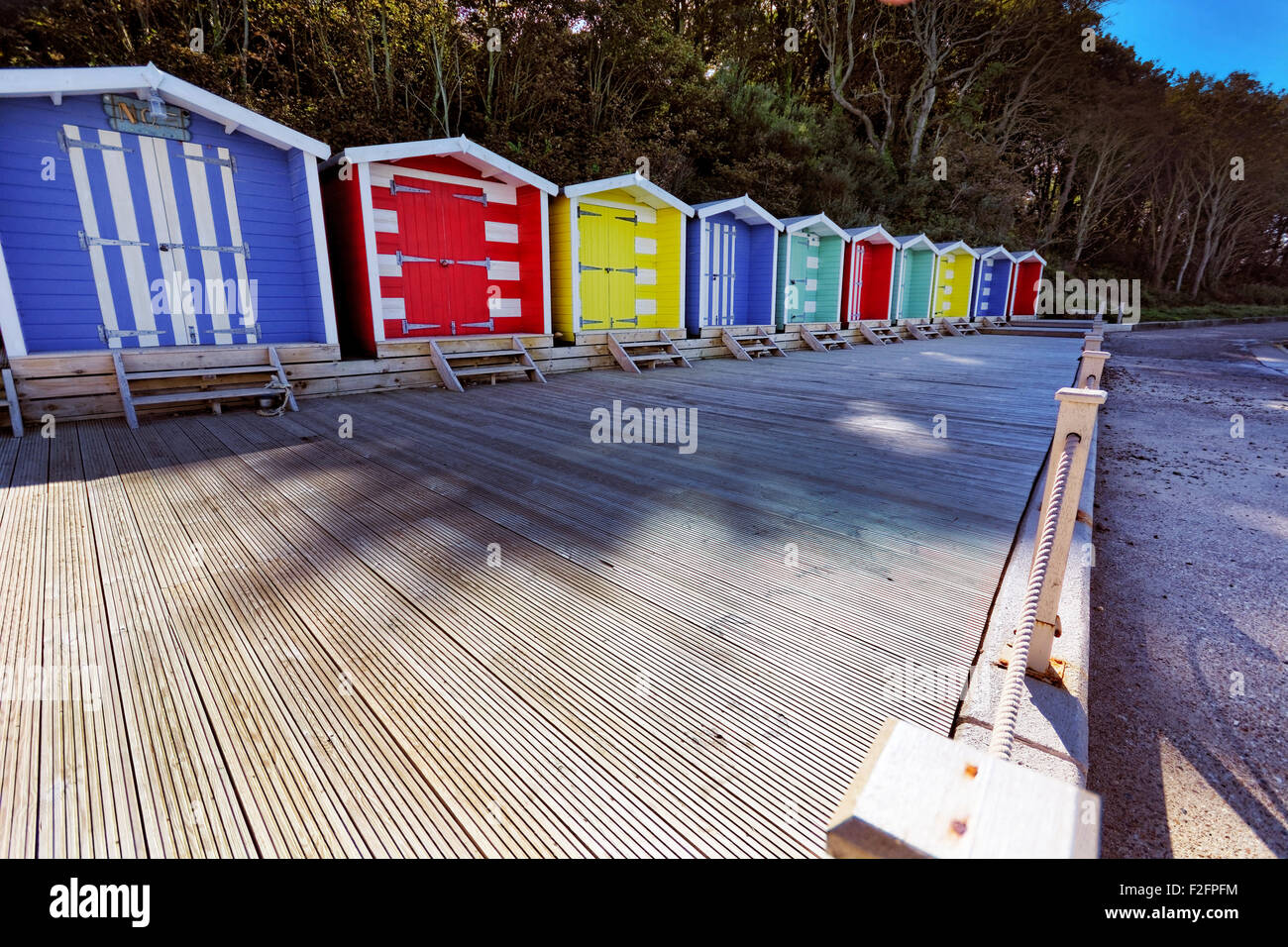 Farbige Strandhütten Colwell Bay, im Westen von der Isle Of Wight befindet sich zwischen den Städten Totland und Yarmouth. Stockfoto