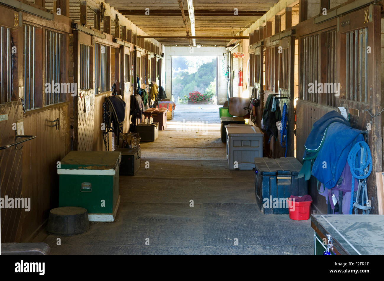 In der Westwind Gemeinschaft Scheune, Pferdestall, Suche entlang den Stall-Eingängen Stockfoto