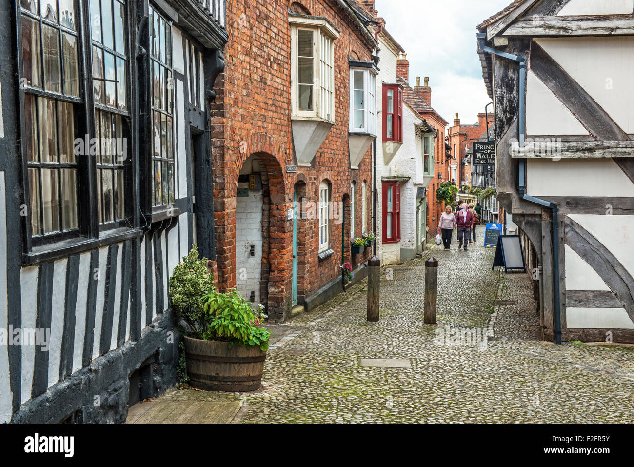 Blick hinunter Kirche Lane Ledbury Herefordshire mit Menschen zu Fuß hinauf Stockfoto