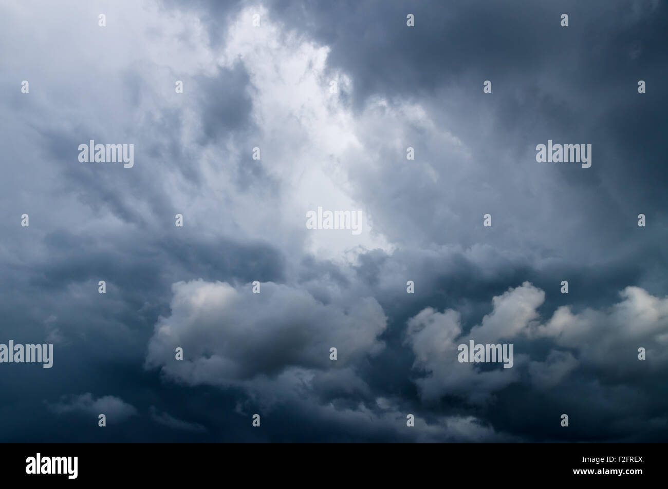 Dramatischer Himmel mit dunklen Wolken stürmisch Stockfoto