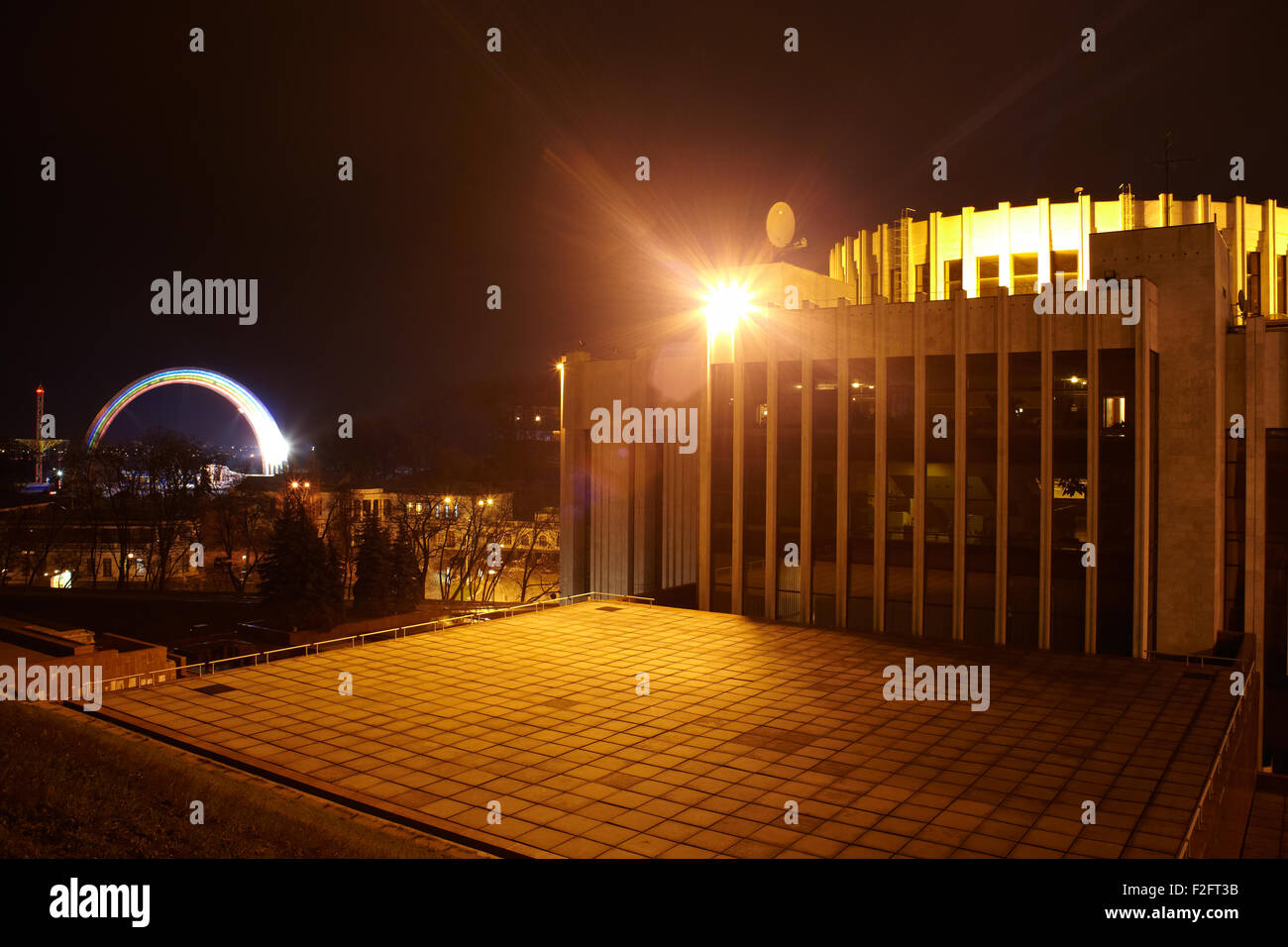 Ansicht eines ukrainischen Hauses und Union Arc, Kiew - Ukraine Stockfoto