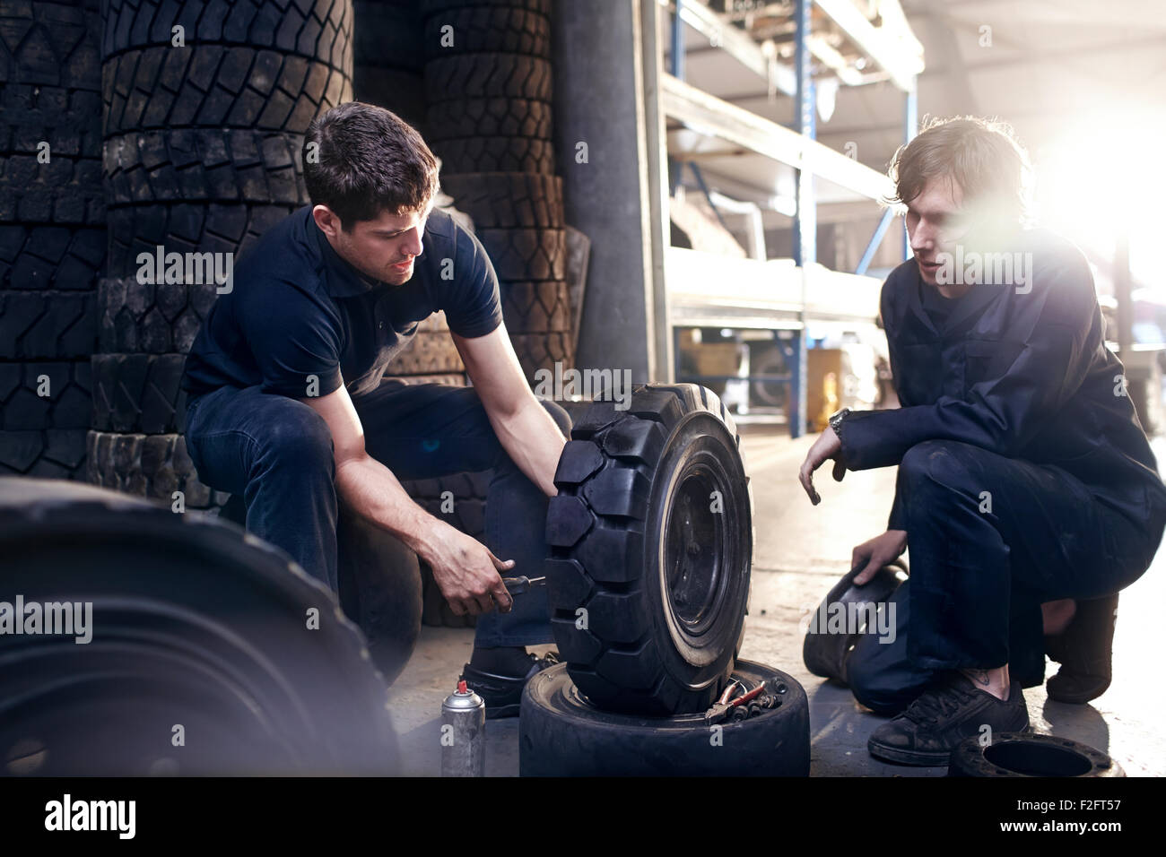 Mechanik, die Festsetzung von Reifen in Autowerkstatt Stockfoto