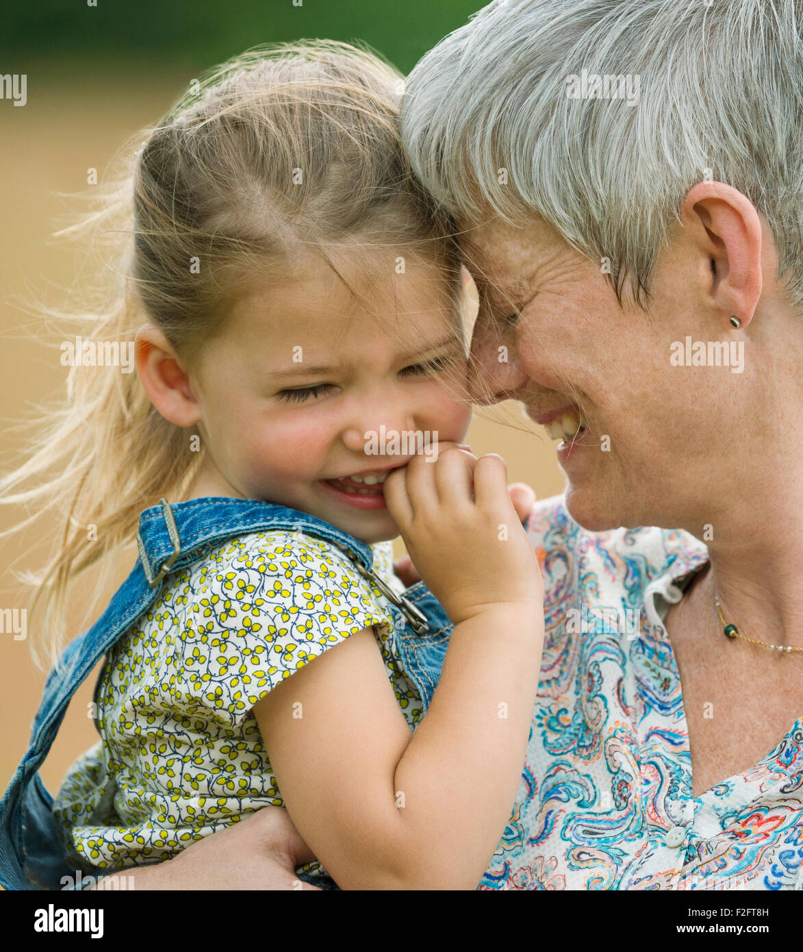 Großmutter und Enkelin umarmt hautnah Stockfoto