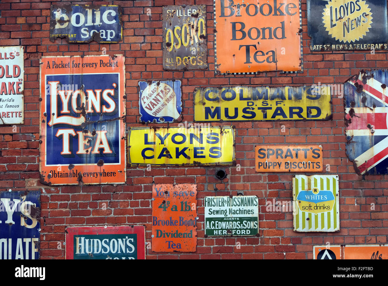 Vintage Emaille Werbeschilder an vergangene Zeiten Antiquitäten Zentrum, Eccleston, Chorley, Lancashire, England UK Stockfoto