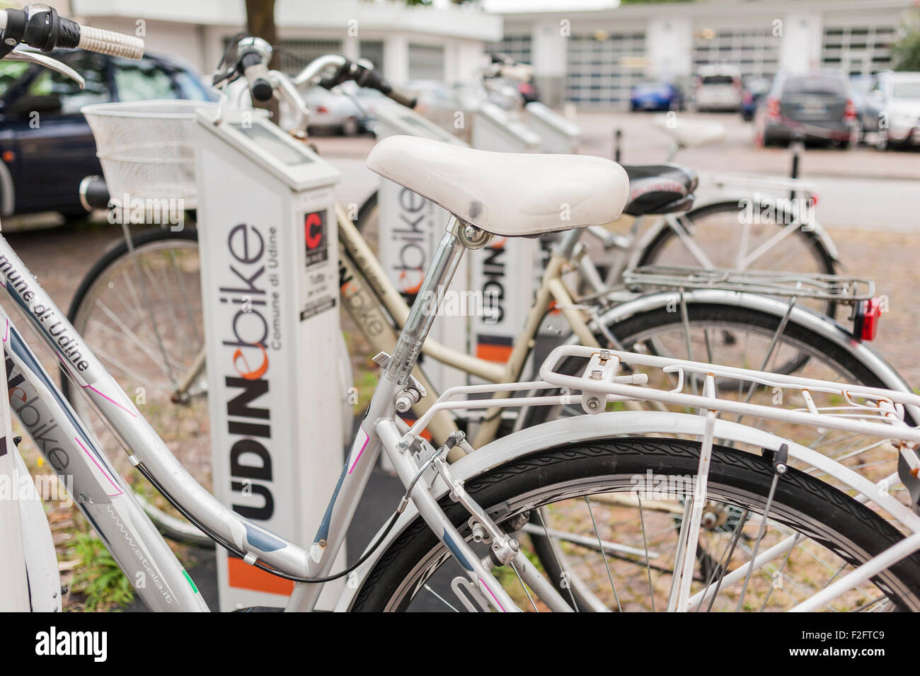 Udine - Italien, 5. September 2015: Bike-sharing auf einem Parkplatz für sie reserviert Stockfoto