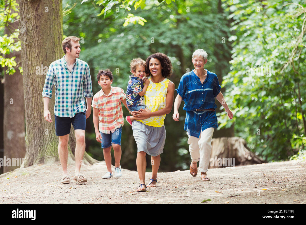 Mehr-Generationen-Familie Wandern in Wäldern Stockfoto