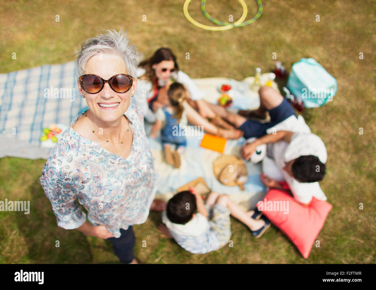 Lächelnde senior Porträt Frau mit Familie beim Picknick Stockfoto