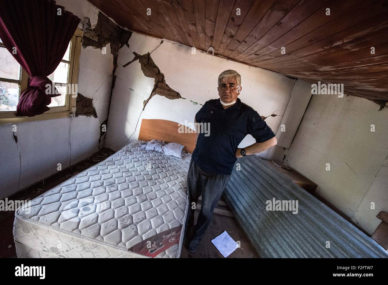 Illapel, Chile. 17. Sep, 2015. Ein Mann wacht die Schäden seines Hauses nach einem Erdbeben in der Stadt Illapel, Coquimbo Region Norden Chiles, am 17. September 2015. Chiles Präsidentin Michelle Bachelet am Donnerstag erklärte einen Ausnahmezustand für die Küstenregion von Coquimbo, die Hauptlast der 8,4-Erdbeben am Mittwoch Abend trug. Bildnachweis: Jorge Villegas/Xinhua/Alamy Live-Nachrichten Stockfoto