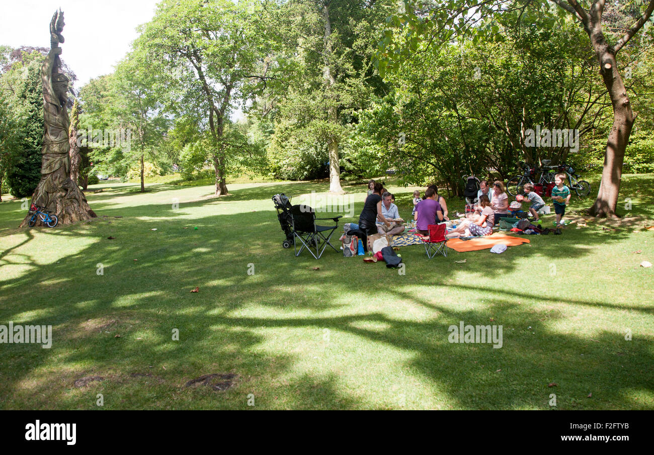 Menschen mit Picknick im Botanischen Garten in Bath, Somerset, Nordostengland, Großbritannien Stockfoto