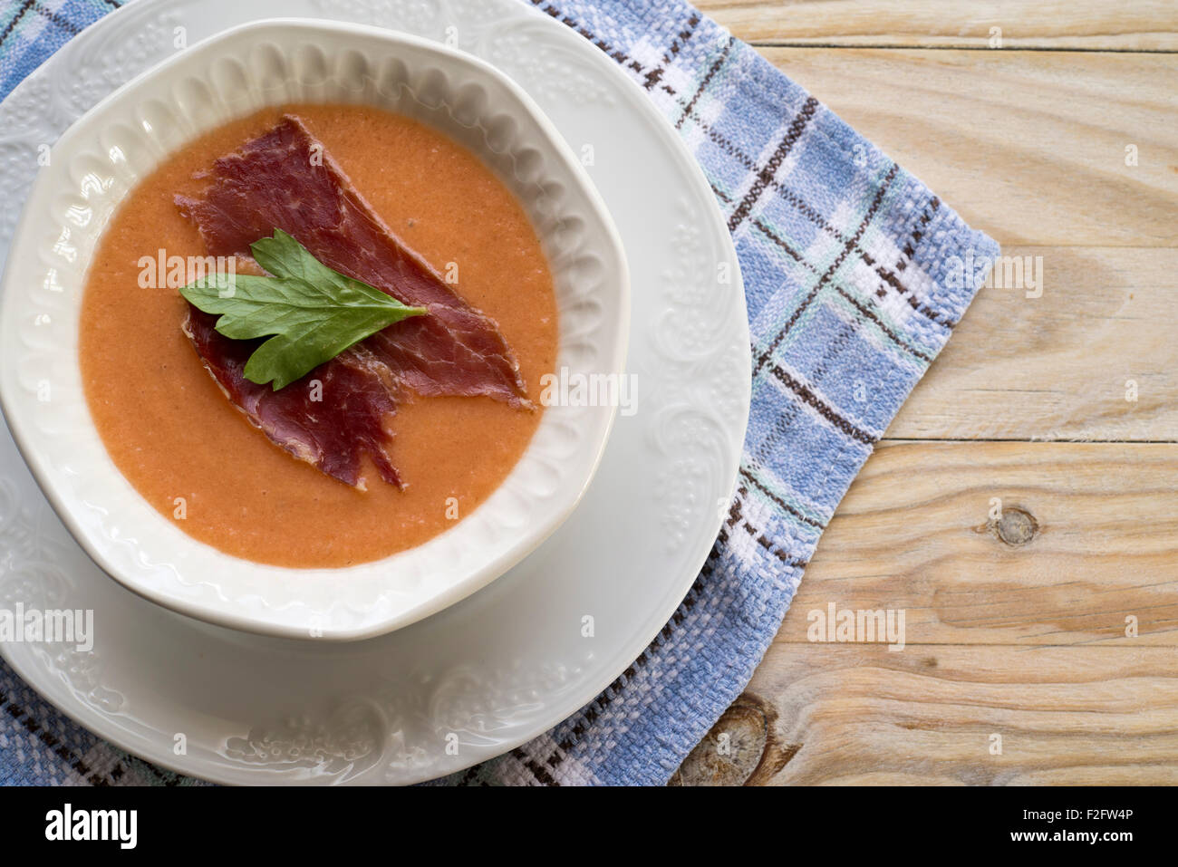 Gazpacho-Sommer-Suppe in der Schüssel. Mit Schinken und Petersilie garniert Stockfoto